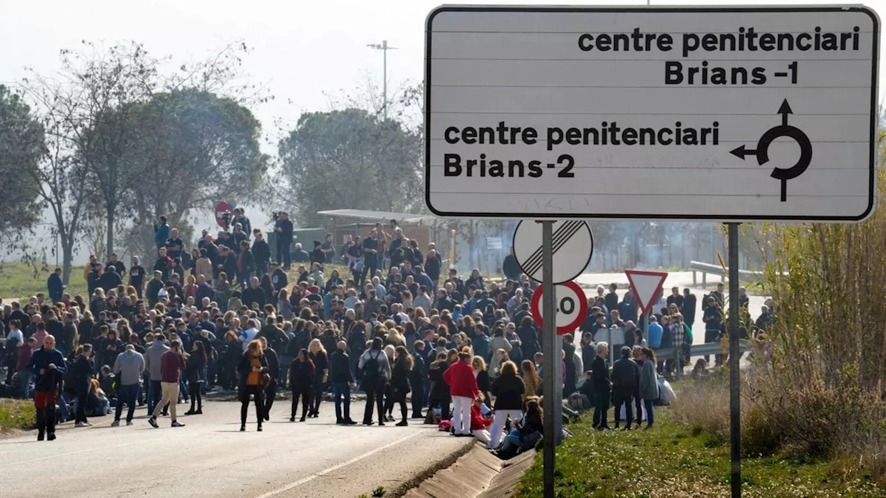 Casi 5.000 presos están confinados en sus celdas en Cataluña por la protesta de los funcionarios