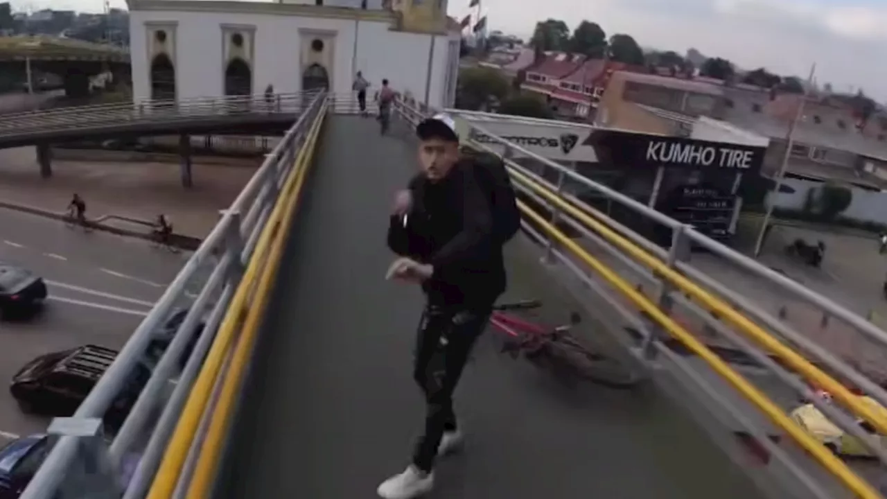 Hombre grabó cómo lo amenazaron y le robaron su patineta eléctrica en puente peatonal de Bogotá