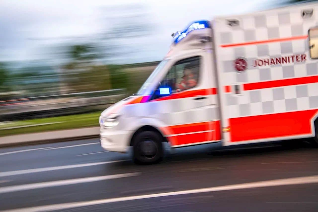 Autofahrer stirbt nach Zusammenstoß mit Baum