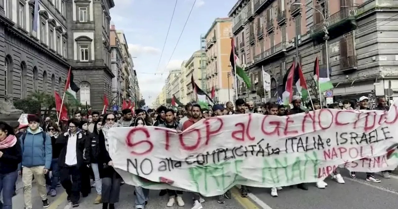 Corteo pro Palestina a Napoli, 200 persone in piazza: “Stop al genocidio, no alla complicità tra…