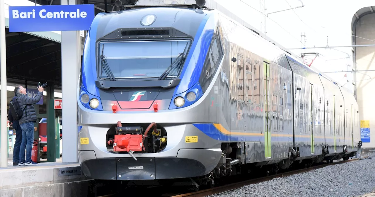 Frana in Campania, interrotta la linea ferroviaria Bari-Roma