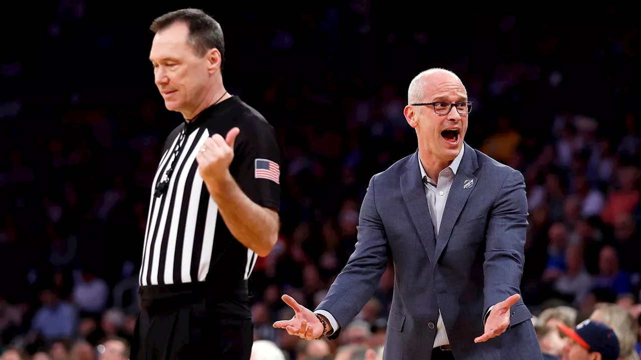 UConn coach Dan Hurley flips out in effort to get courtside St. John's fan ejected