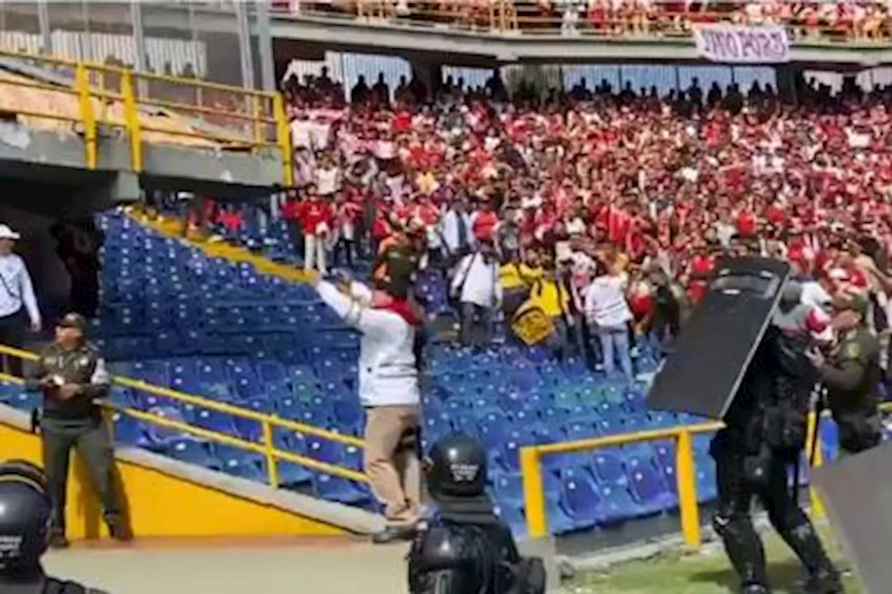 Hinchas de Tolima agredieron a los de Santa Fe: lanzaron sillas