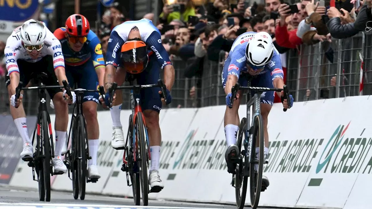 La Milano-Sanremo è di Philipsen! Van der Poel lo aiuta, battuti in volata Matthews e Pogacar