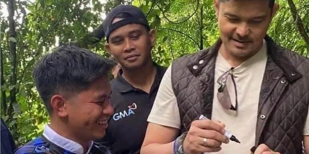 Dingdong Dantes hilariously signs a package of Ding Dong snacks