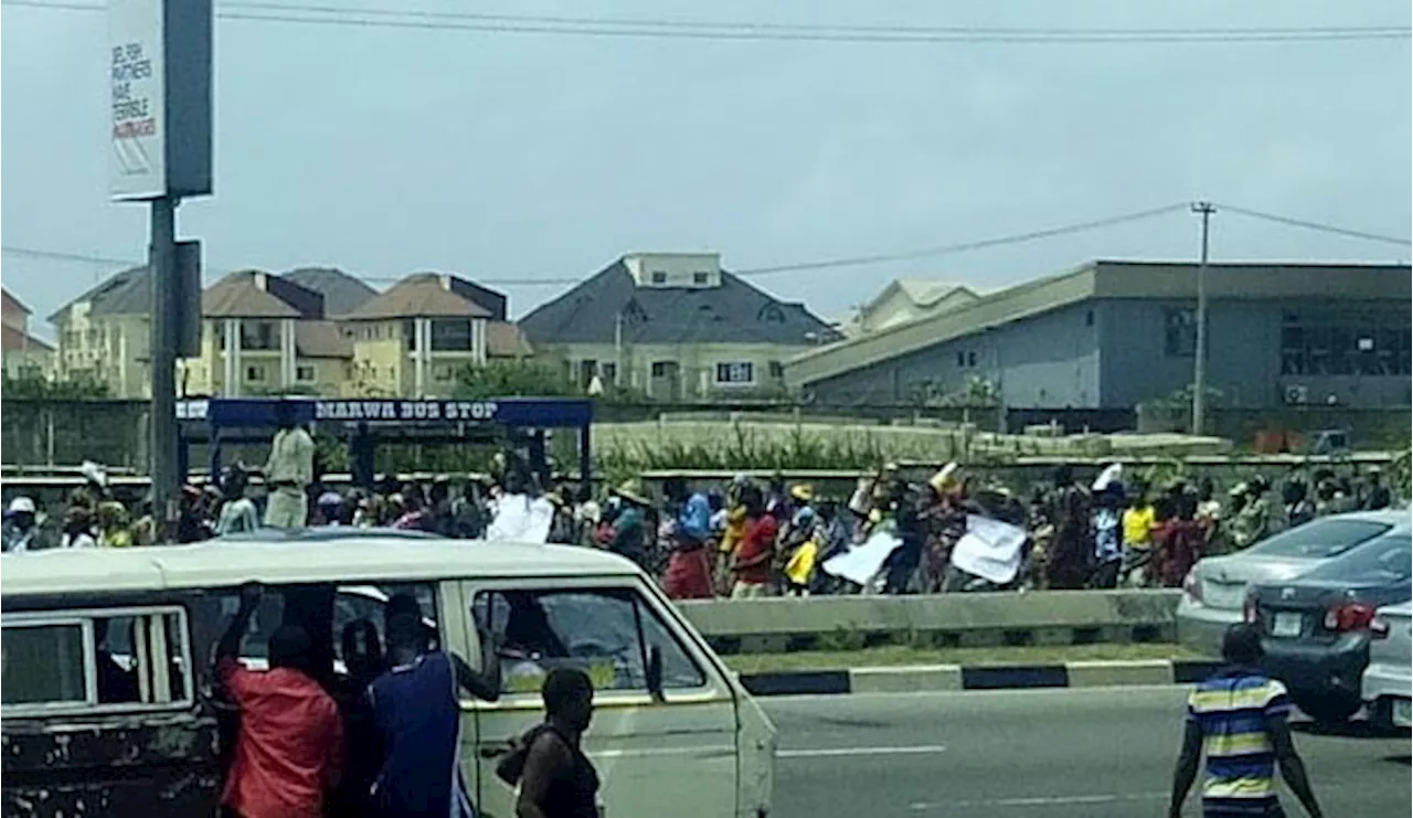 Protesters block Lekki-Epe expressway over Lagos estate demolition