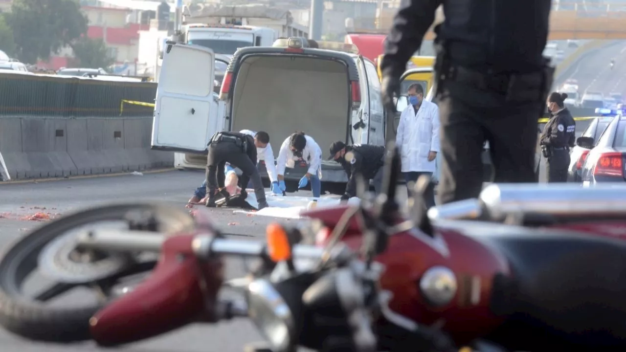 VIDEO: captan el momento en que motociclista muere al estrellarse contra local en Naucalpan