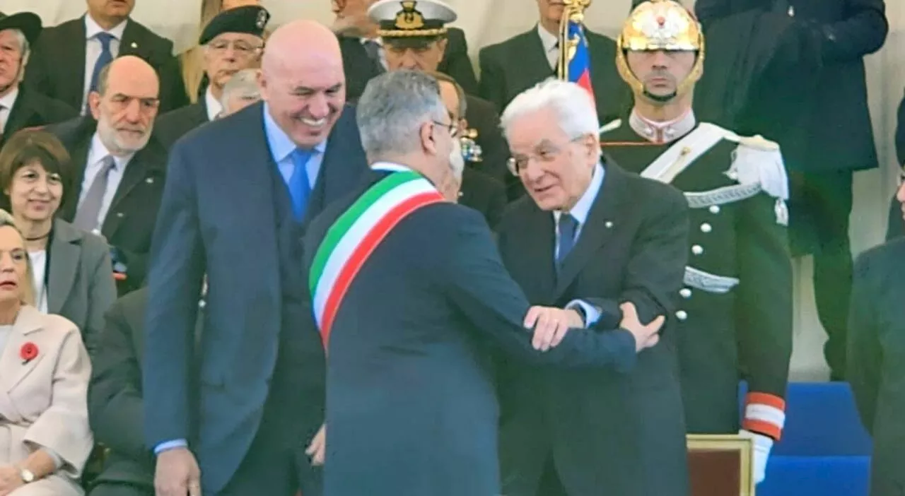 Il discorso non arriva, il sindaco Salera parla a braccio davanti a Mattarella