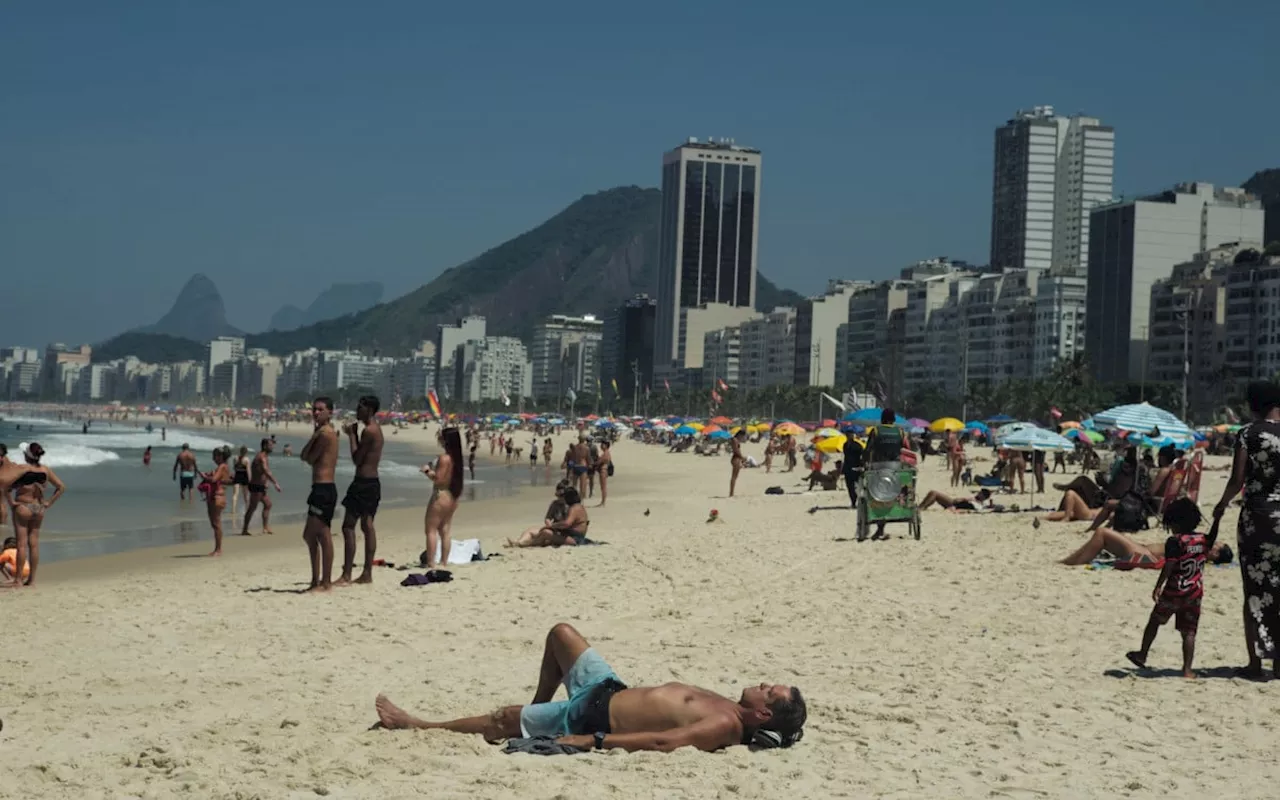 Banhistas curtem praias da Zona Sul na última sexta-feira do verão