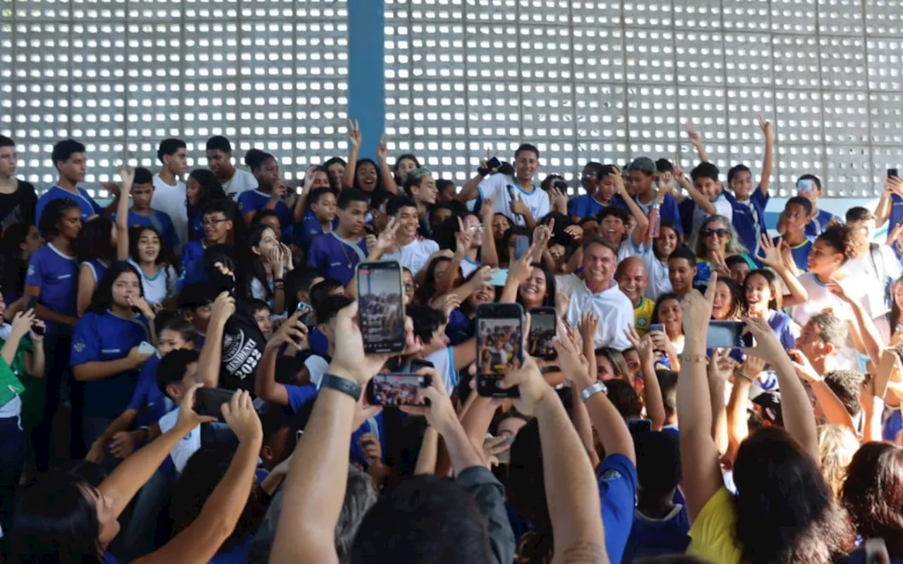 Escola Cívico-Militar de São Pedro da Aldeia recebe visita do ex-presidente Bolsonaro