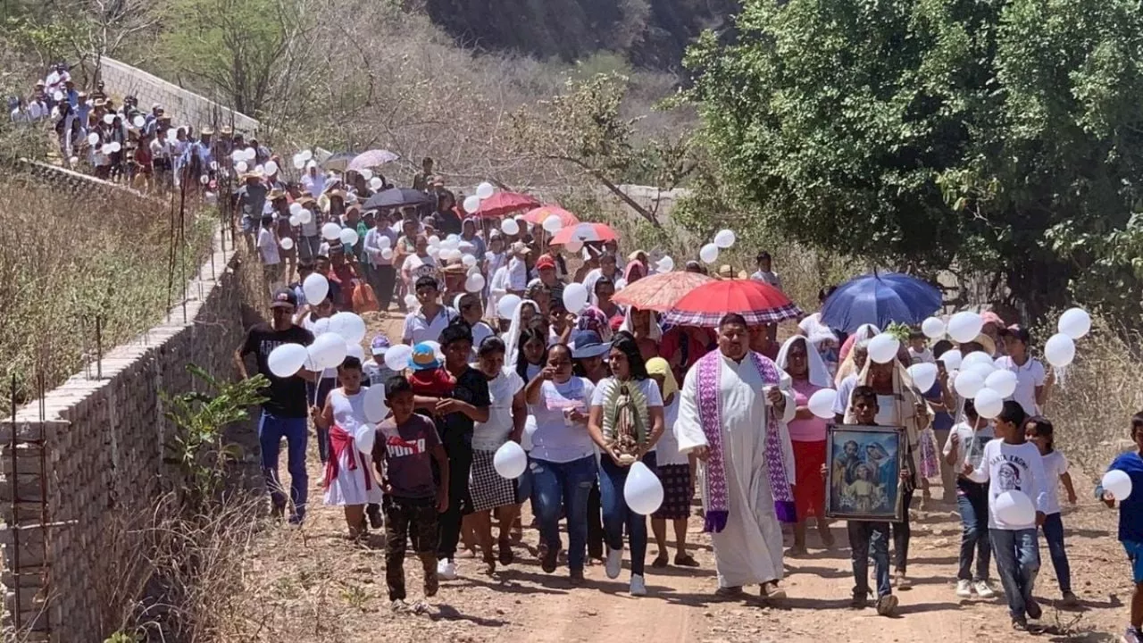 Después del cese del conflicto entre Los Ardillos y Los Tlacos, Padre Filiberto sale a las calles a pedir paz