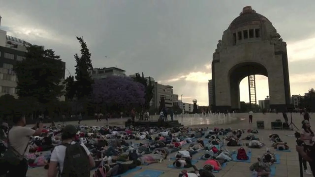 Nella Giornata mondiale del Sonno, la siesta di gruppo dei messicani