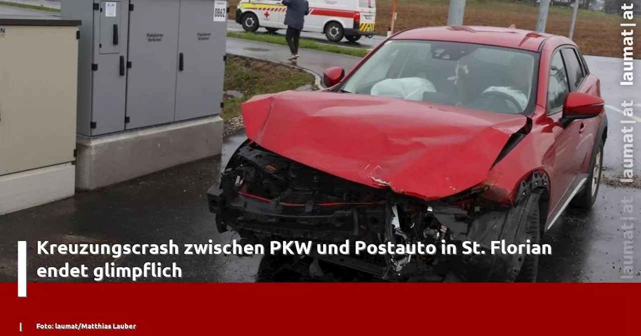 Kreuzungscrash zwischen PKW und Postauto in St. Florian endet glimpflich