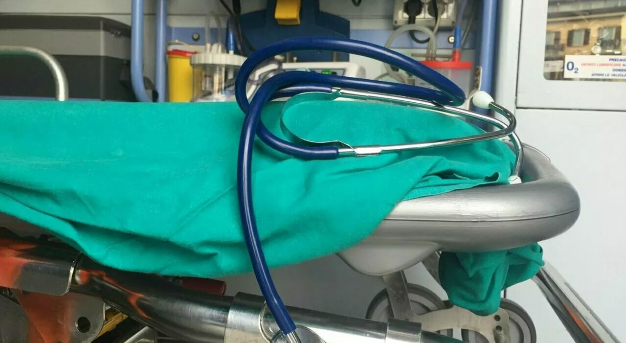 Anziana curata e dimessa dall'ospedale muore cadendo dalla barella nell'ambulanza che la riporta a casa: apert