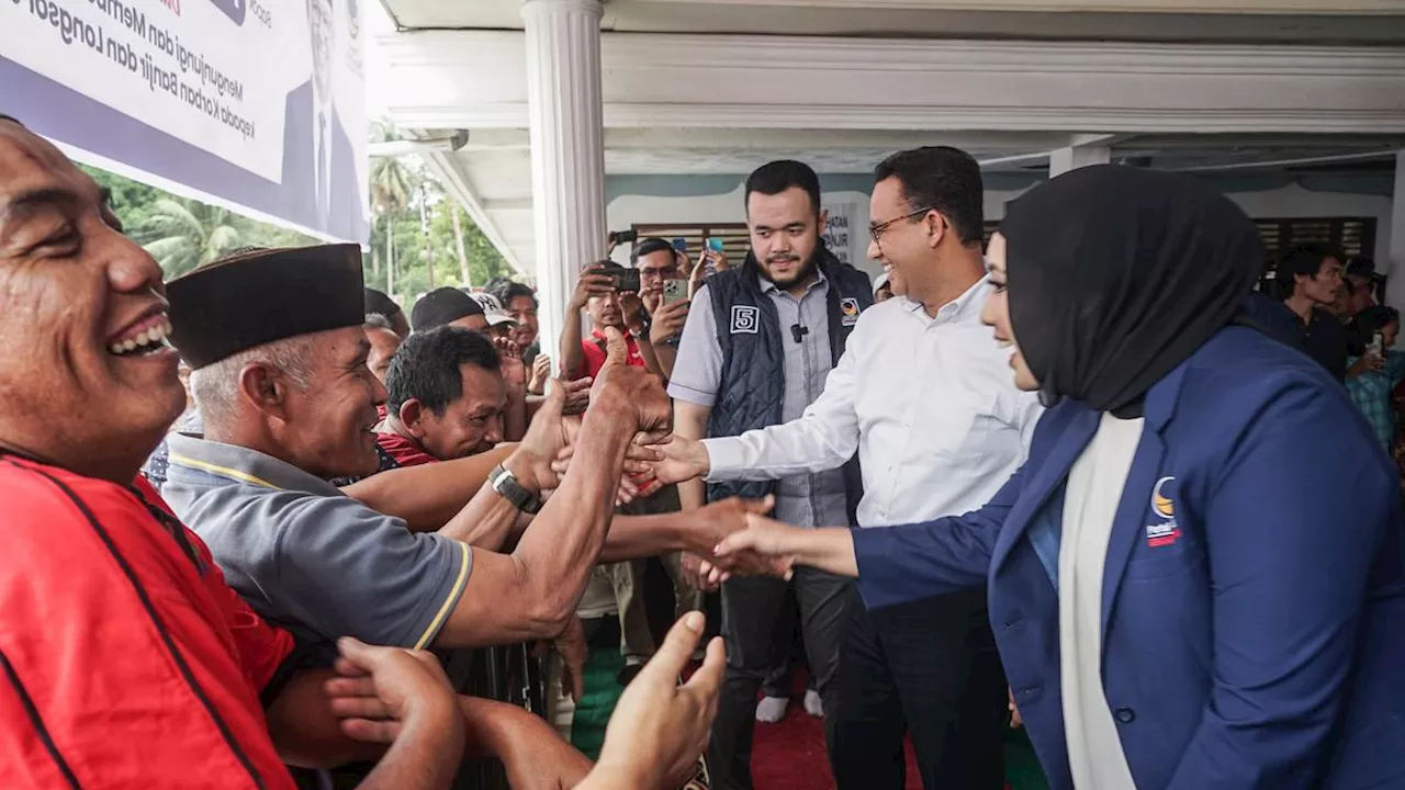 Kunjungi Warga Terdampak Banjir Sumbar, Anies Serahkan Bantuan Sembako