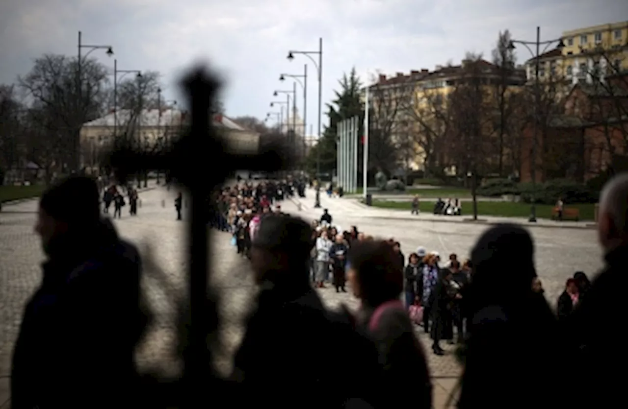 Thousands escort Bulgarian patriarch Neophyte to his final rest