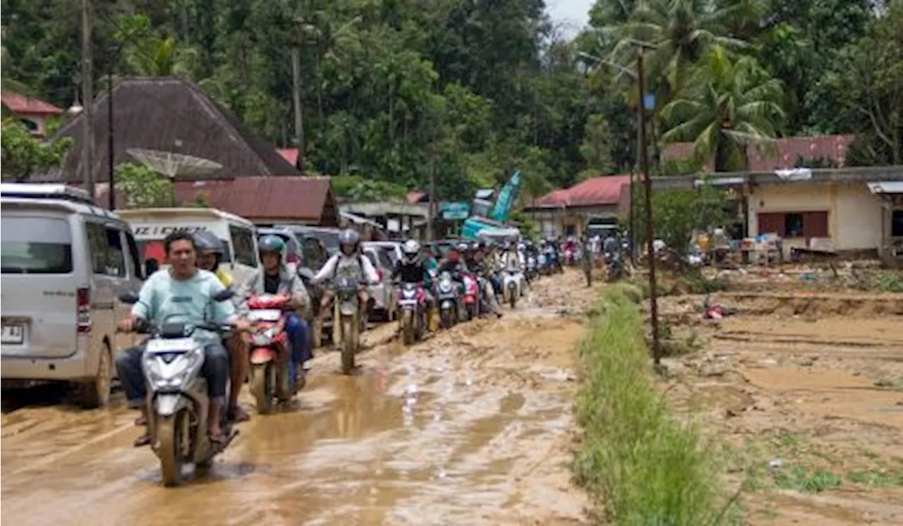 Anies Baswedan Kunjungi dan Serahkan Bantuan Sembako pada Korban Banjir Sumbar