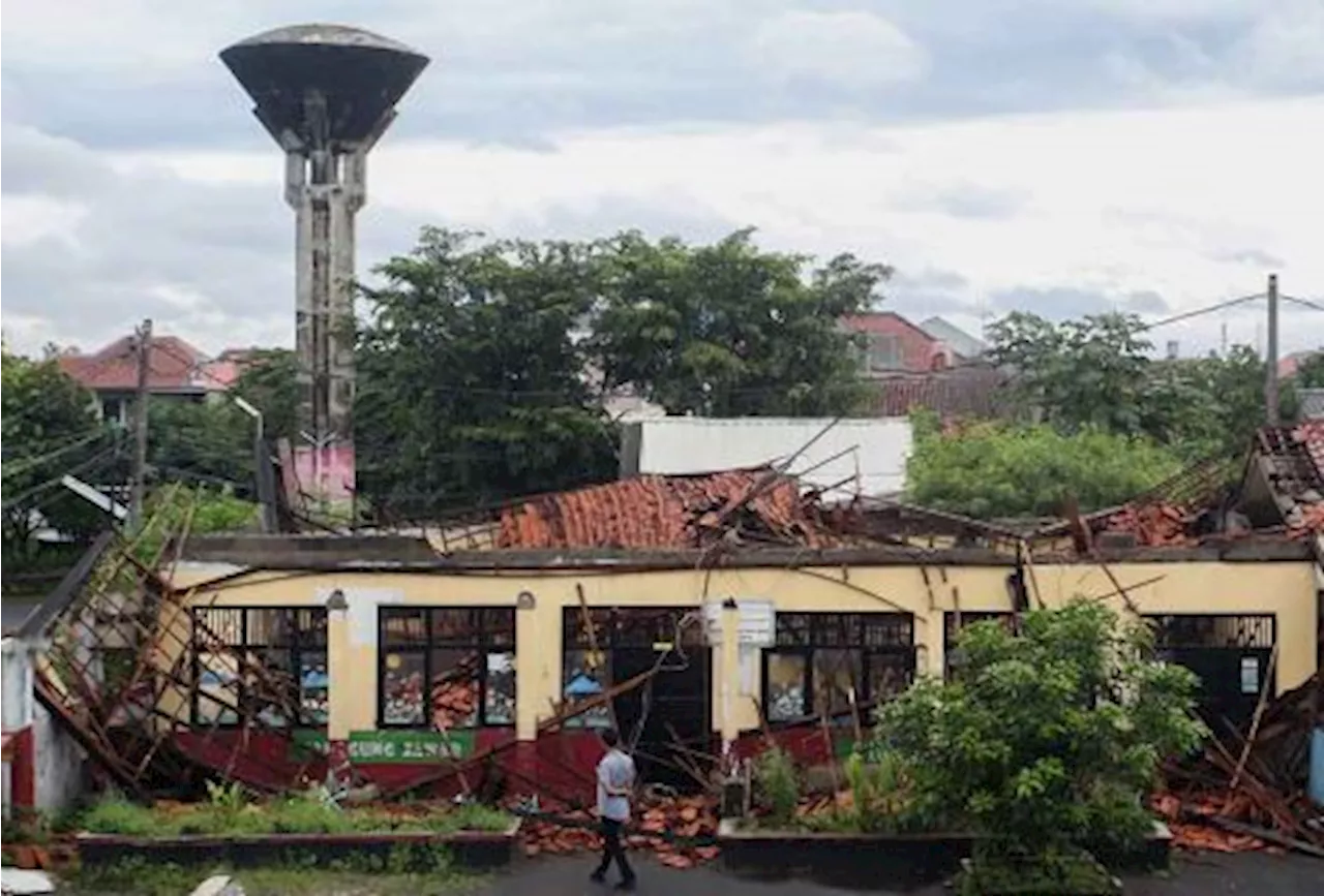 Atap Ruang Kelas SD di Depok Ambruk