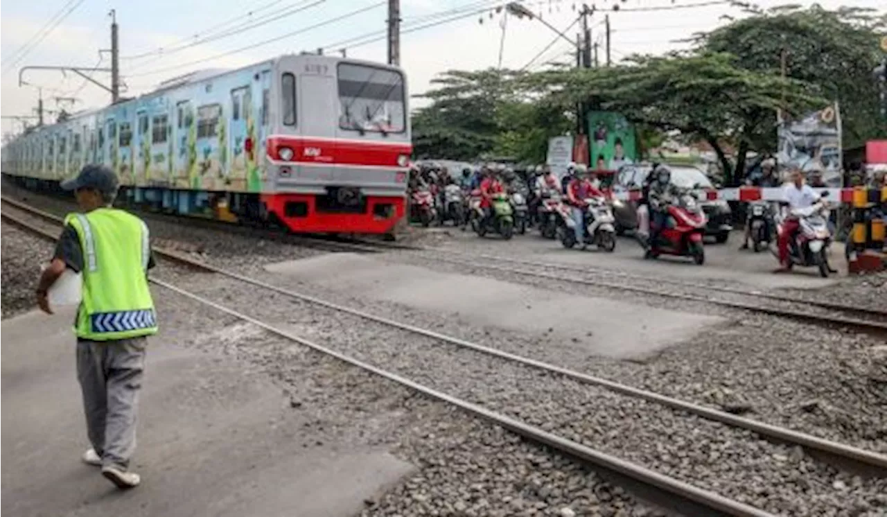 Driver Ojol Tewas Ditabrak Kereta Api di Perlintasan Tanpa Palang