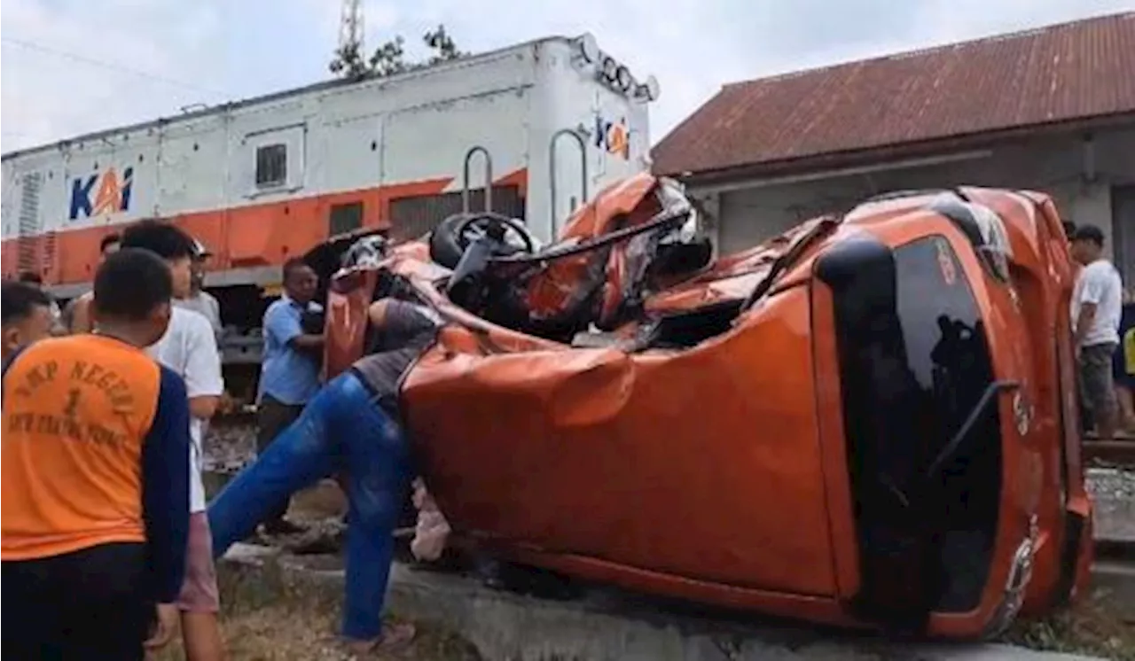 Kereta Api Barang Tabrak Mobil di Tebing Tinggi Sumut Ibu dan Anak Tewas