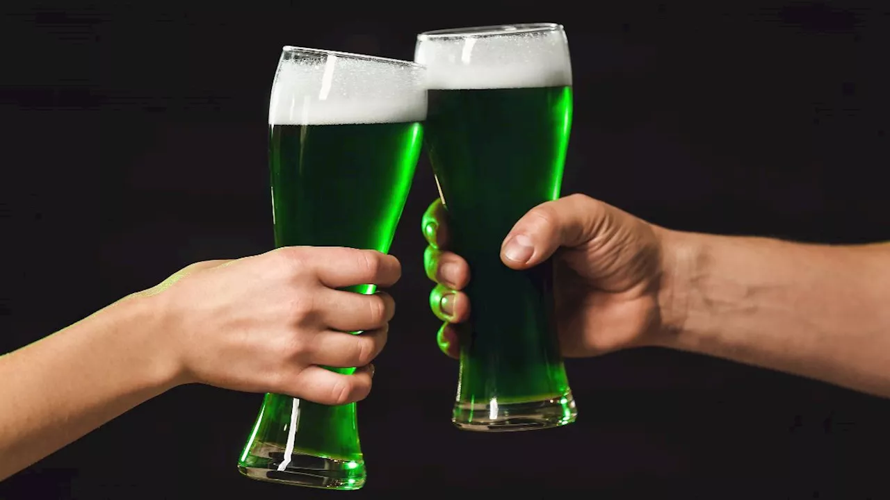 Día de San Patricio 2024. ¿Qué le ponen a la cerveza para que se vea verde?