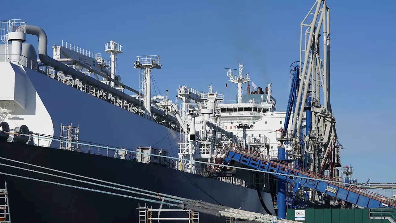 Hamburg & Schleswig-Holstein: Umweltgruppe blockiert Zufahrt zum LNG-Terminal