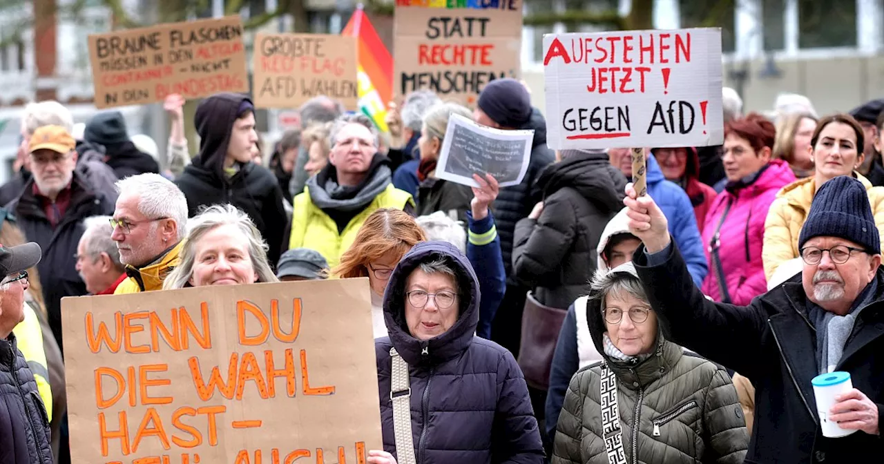 Demos gegen rechts im Kreis Gütersloh: Mehrere hundert Menschen bei Aktion in Gütersloh