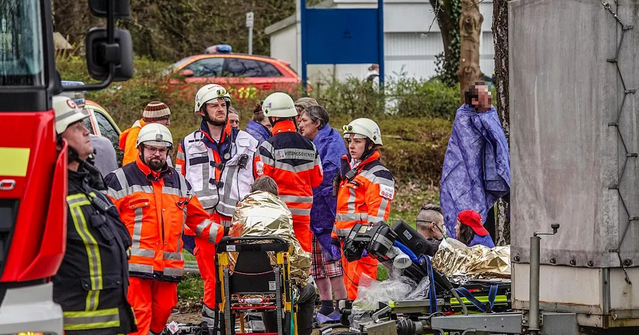 Feuerwehr Bielefeld rettet 13 Bewohner bei Brand in einem Wohnheim