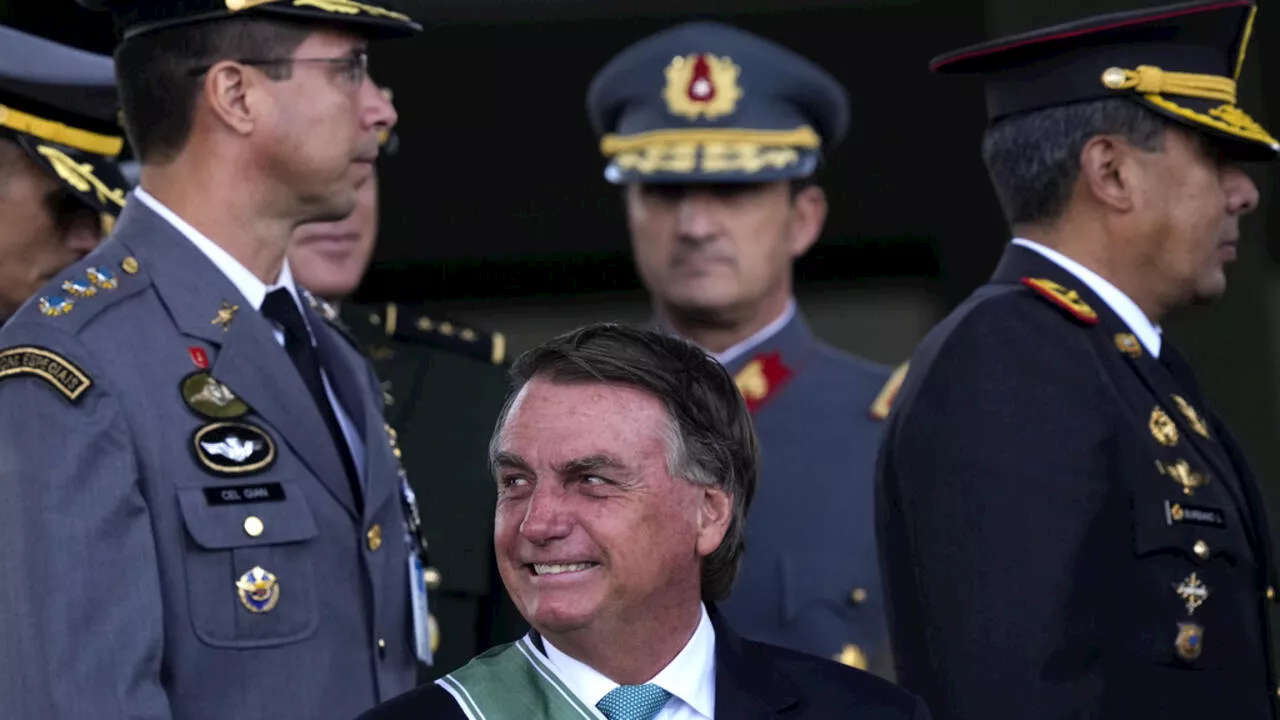 Brésil: selon des généraux, Jair Bolsonaro aurait bien envisagé un coup d'État en 2022