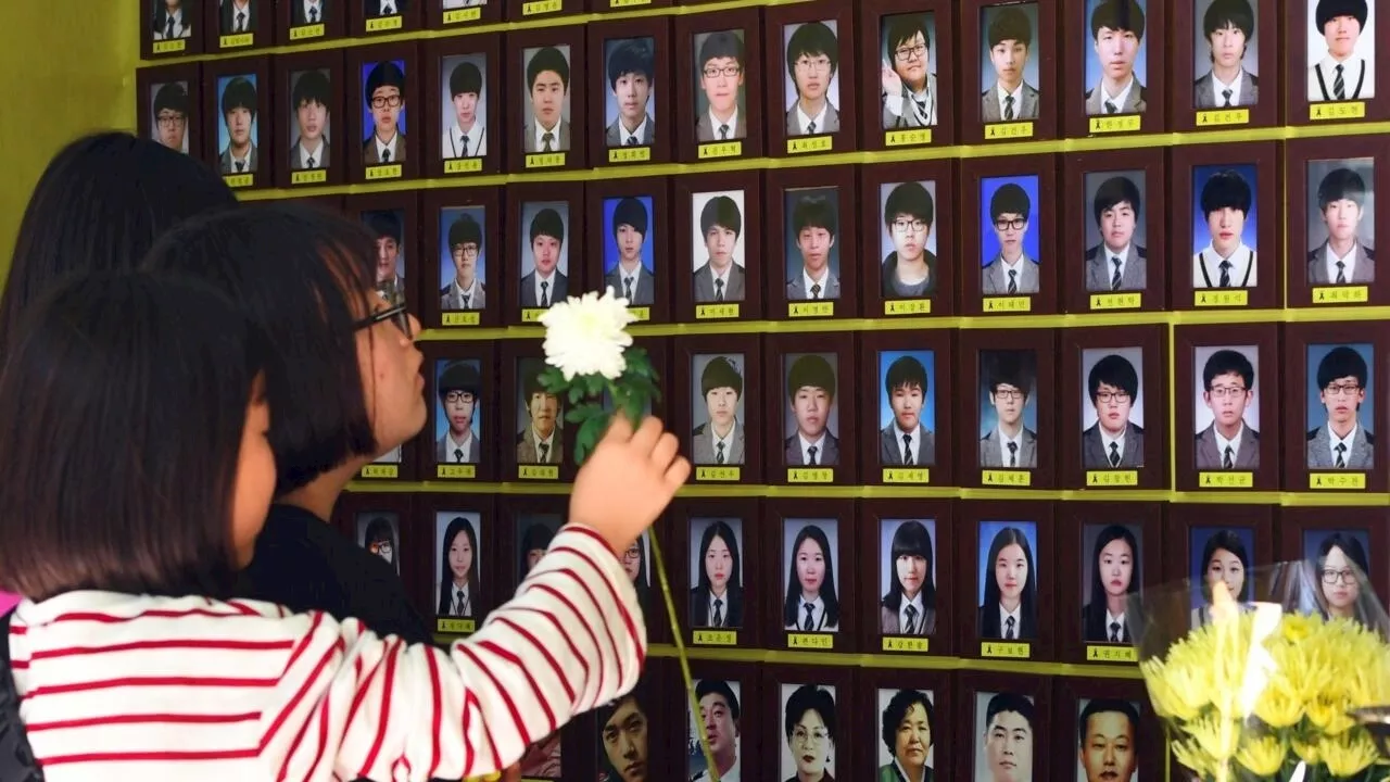 Corée du Sud: dix ans après après le drame du Sewol, les familles des victimes manifestent