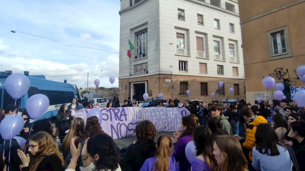 Disturbi del comportamento alimentare, studenti in piazza contro il governo: "Fondi tagliati"