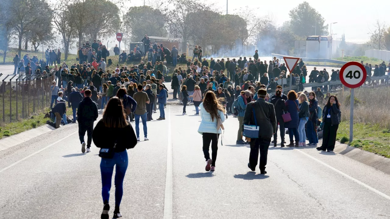 Nueva jornada de protestas en las cárceles catalanas: los funcionarios de prisiones mantienen los bloqueos en