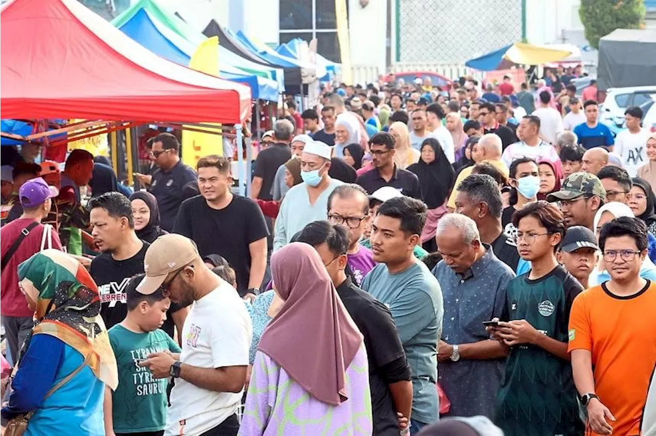 Johor Ramadan bazaars woo shoppers from Singapore