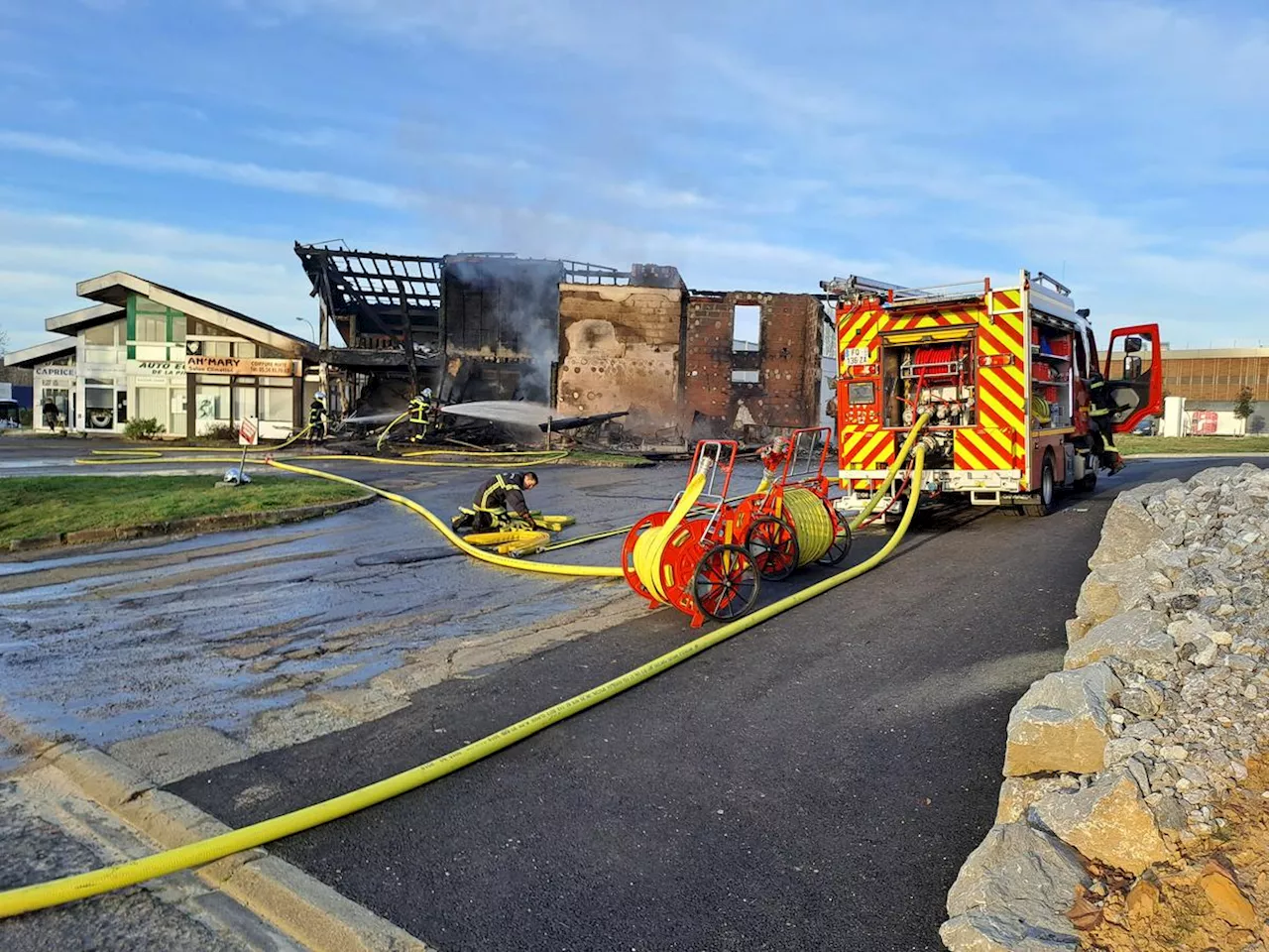 Saint-Paul-lès-Dax : Trois commerces entièrement détruits dans un incendie, cette nuit