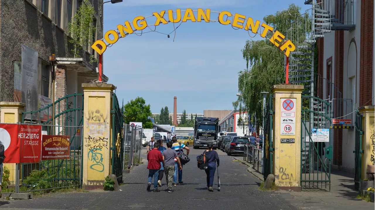 Mit Messer, Macheten und Holzlatten: Streit im Dong Xuan Center in Berlin-Lichtenberg eskaliert