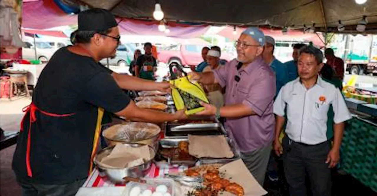 Ramadan bazaar traders comply with food safety regulations