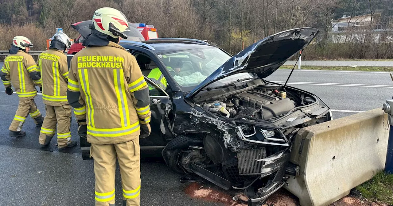 Schwerer Unfall auf Loferer Straße: 26-jähriger Alkolenker kollidierte mit Pkw