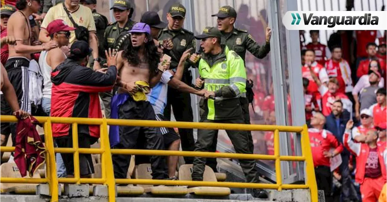 Partido entre Tolima y Santa Fe terminó con disturbios: hinchas lanzaron sillas