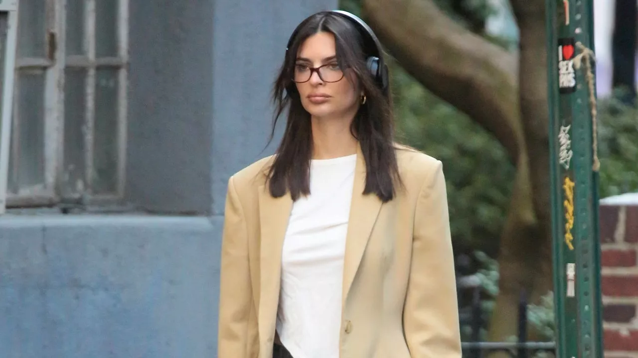 Cómo llevar pantalones a la cadera con blusa asimétrica como Emily Ratajkowski en marzo 2024