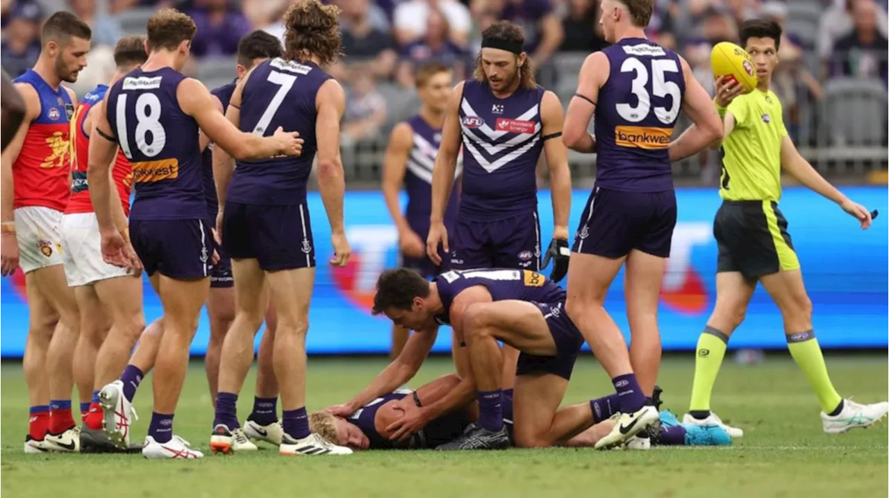 Karl Worner knocked out in scary collision during Fremantle’s clash with Brisbane