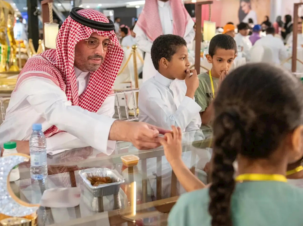 محافظ جدة يشارك 1500 يتيم حفل الإفطار الرمضاني