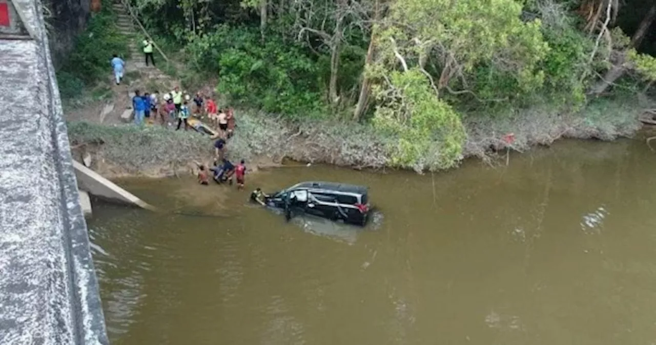 Singaporean man gets trapped after his car plunges into Johor river