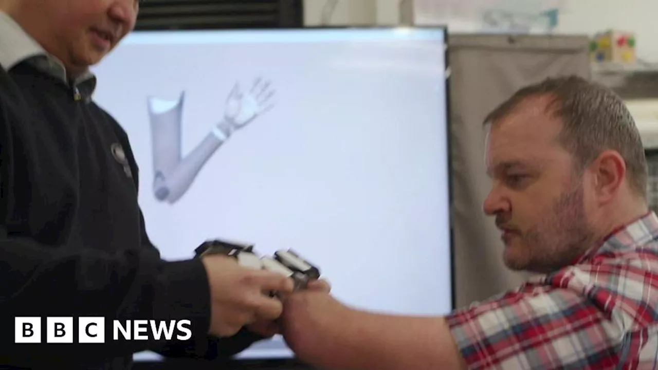 Paul Carter tries out Atom Limbs bionic arm