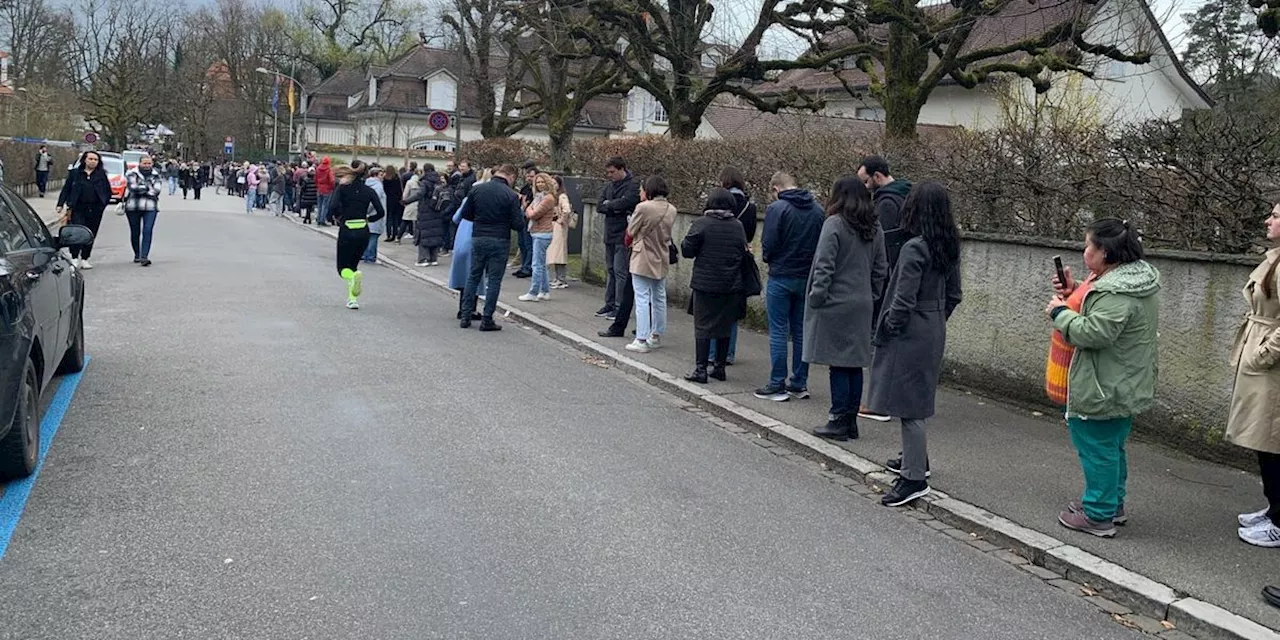 Russen wählen in Bern: Lange Schlange vor russischer Botschaft