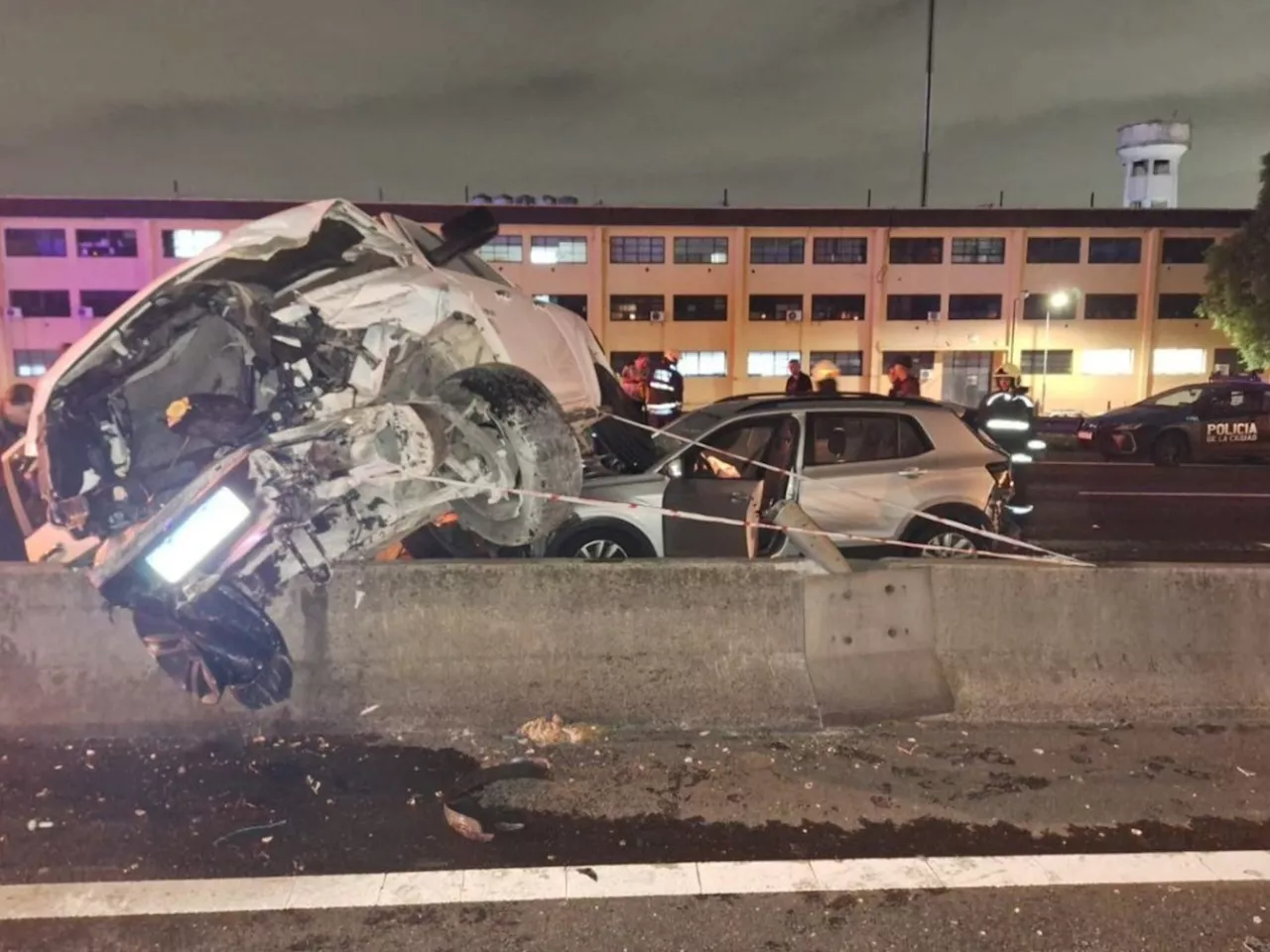 Impactante choque en General Paz: una camioneta terminó arriba de un auto y hubo 4 heridos