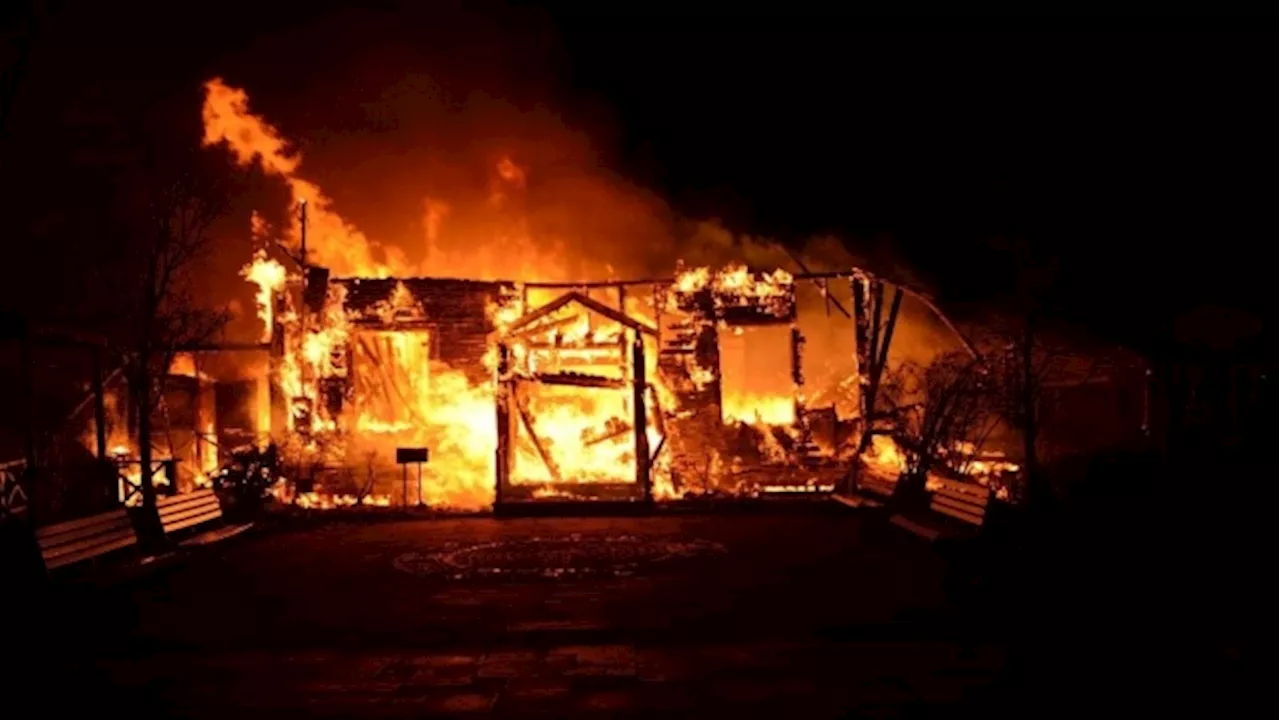 Fire destroys Toronto's Ward’s Island Associate Clubhouse, Island Café