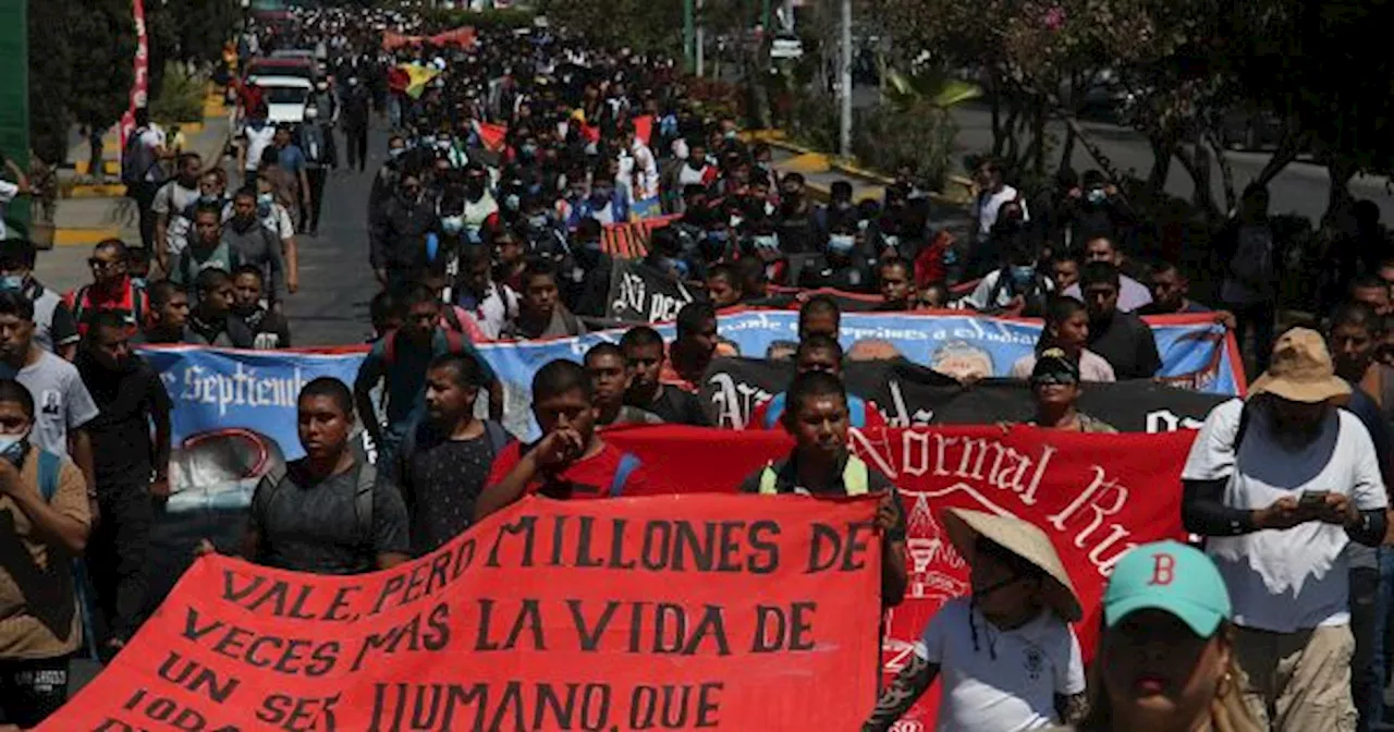 Multitudinaria marcha en el sur de México: piden justicia por el estudiante de Ayotzinapa asesinado