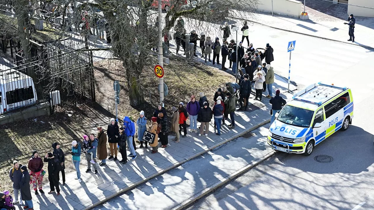 Ryssar köar i Stockholm – valprotest mot Putin