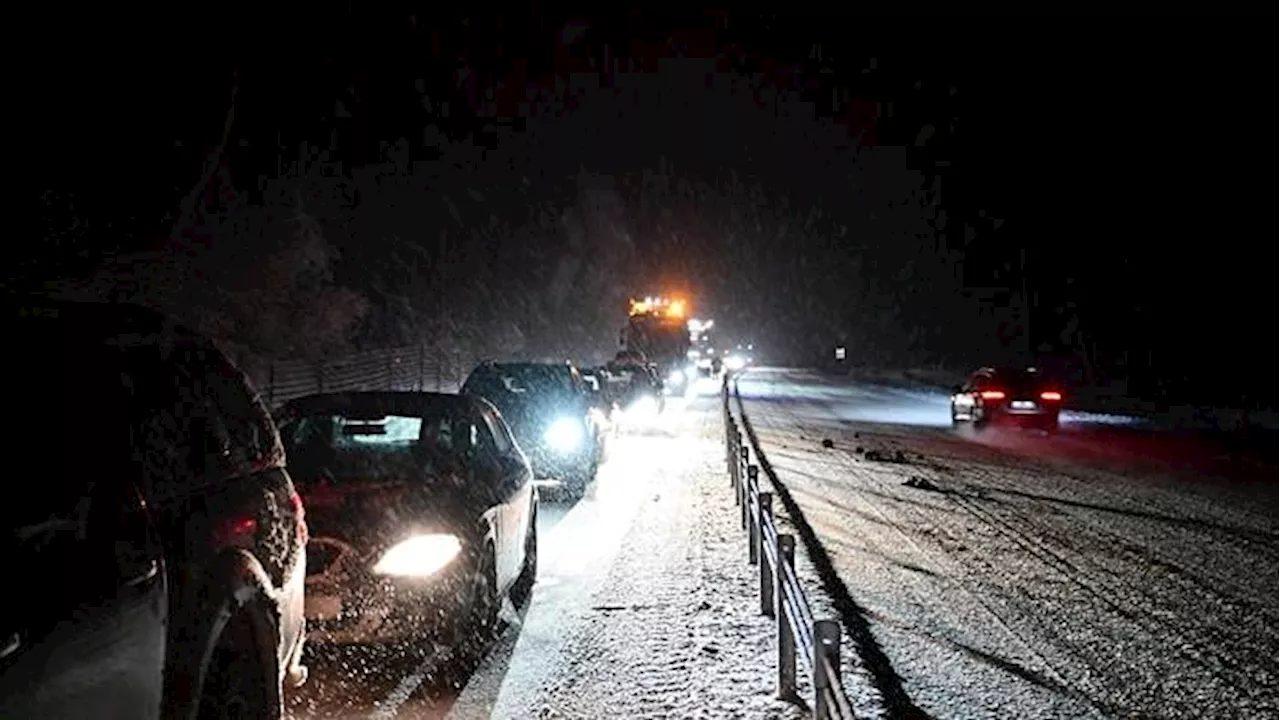 Stökig trafiknatt på grund av snöoväder