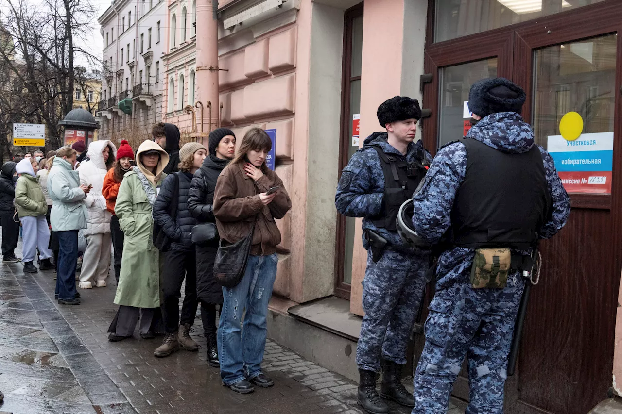 Navalny supporters show up to polls to express dissatisfaction with Putin’s rule